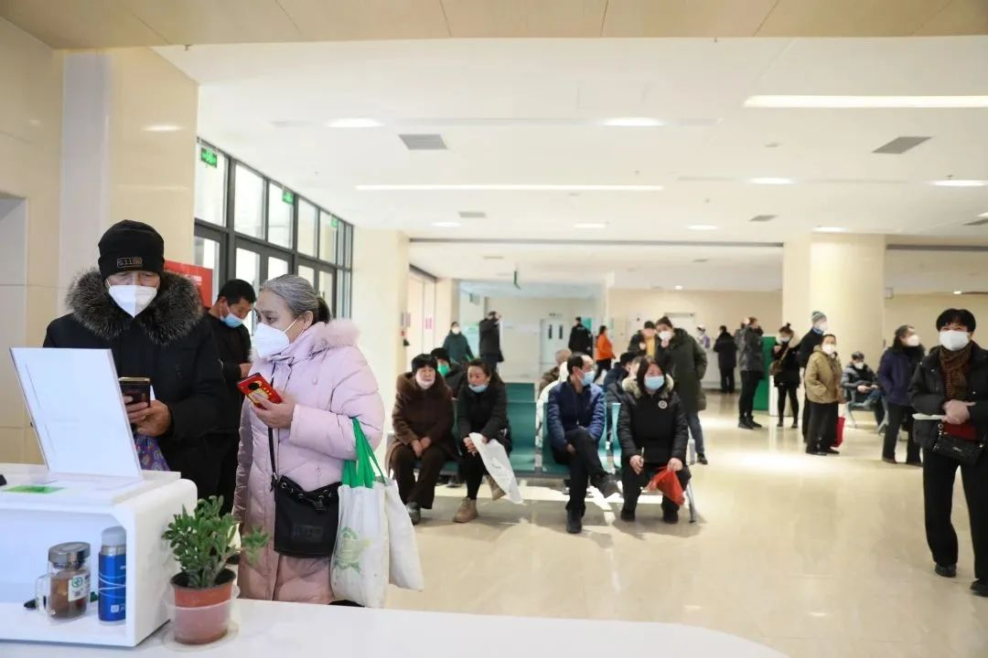 患者如潮，就診場面火爆！市二院著名專家診區(qū)百余位專家陸續(xù)來院出診(圖1)
