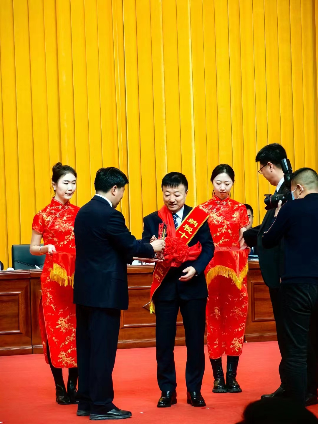 《全市民營經濟大會》暨2023年度民營企業(yè)納稅十強表彰大會在葫蘆島市文化宮隆重召開，董事長趙立君先生代表集團上臺領獎(圖3)