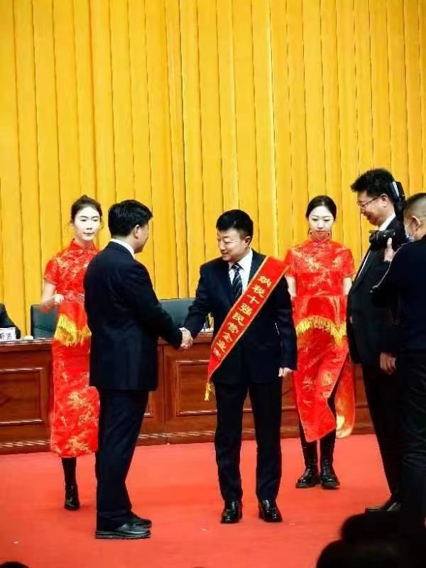 《全市民營經濟大會》暨2023年度民營企業(yè)納稅十強表彰大會在葫蘆島市文化宮隆重召開，董事長趙立君先生代表集團上臺領獎(圖2)