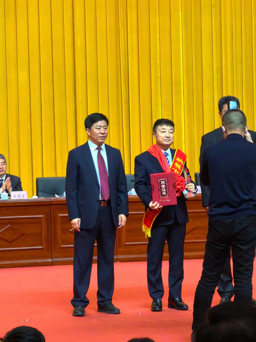 《全市民營經濟大會》暨2023年度民營企業(yè)納稅十強表彰大會在葫蘆島市文化宮隆重召開，董事長趙立君先生代表集團上臺領獎(圖4)